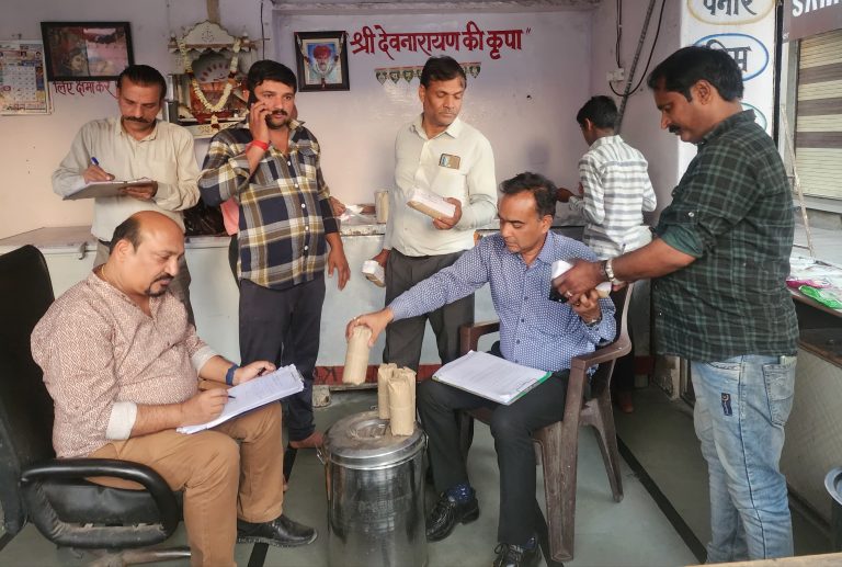 कोटा में बड़ी कार्रवाई: कोल्ड स्टोरेज में मिला बदबूदार, फंगस लगा हुआ 250 किलो मावा, टीम ने नष्ट करवाया, विभिन्न खाद्य पदार्थों के 30 नमूने भी लिए (वीडियो)