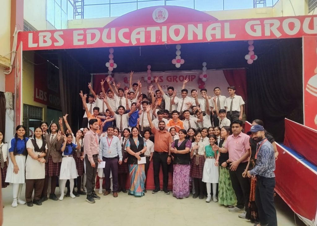 एलबीएस विद्यालय में धूमधाम से मनाया होली महोत्सव, रंग लगा कर शुभकामनाएं दीं