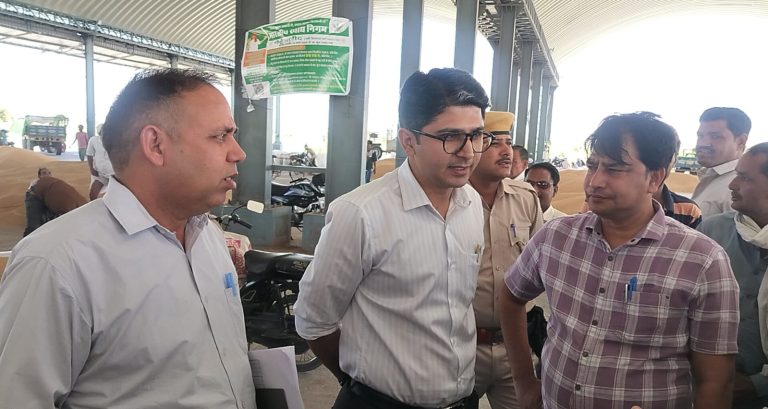 कुंवारती कृषि मंडी में खरीद व्यवस्था का जिला कलेक्टर अक्षय गोदारा ने किया आकस्मिक निरीक्षण