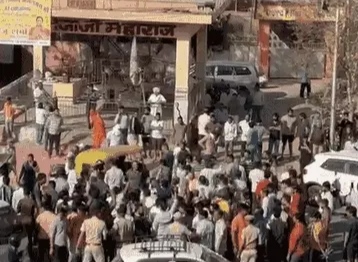 देर रात तेजाजी के मंदिर में तोड़ी प्रतिमा, मच गया बवाल, आक्रोशित लोगों ने कोटा-टोंक मार्ग को कर दिया जाम, तीन घंटे बाद बल प्रयोग कर हटाया, कुछ संदिग्ध हिरासत में