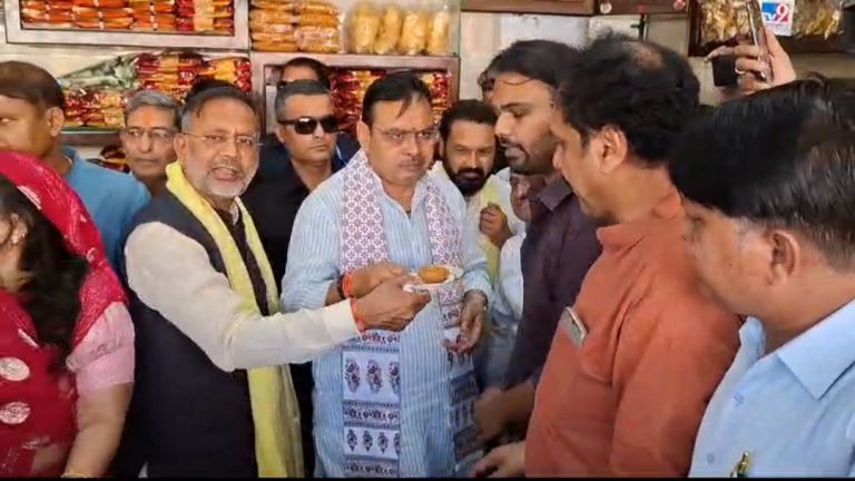 मुख्यमंत्री शर्मा ने रास्ते में रुक कर कोटा की प्रसिद्ध कचोरी के साथ मिठाई का स्वाद भी चखा (वीडियो)