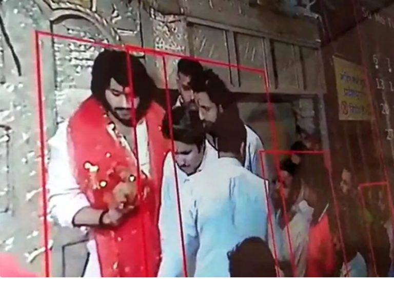 दर्जन भर गाड़ियों के साथ विधायक पुत्र रात पौने एक बजे माता के मंदिर में दर्शन करने पहुंचा, पुजारी ने नियमानुसार द्वार खोलने से मना कर दिया, आरोप: धमकाया-अभद्र भा‍षा का इस्तेमाल किया, मारपीट की