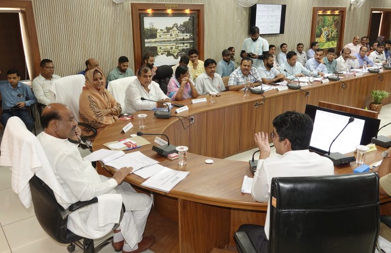 लोकसभा अध्यक्ष ने बूंदी जिले में संचालित विकास कार्यों, केन्‍द्र व राज्‍य सरकार की योजनाओं की प्रगति की समीक्षा की, जानें किस कार्य के लिए क्या निर्देश दिए
