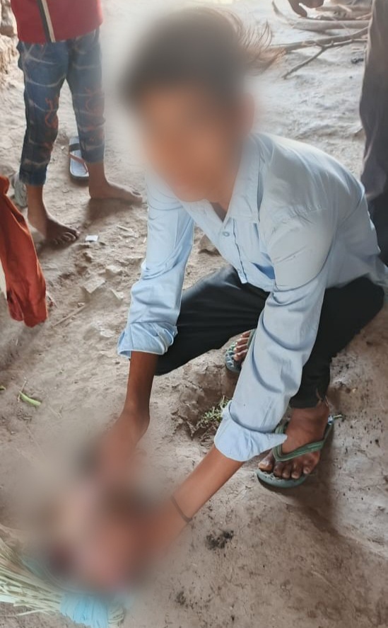 अंग्रेजी की परीक्षा के बीच में अध्यापक ने 9 वीं कक्षा के छात्र को बाहर बुला मुर्गा कटवाया, ग्रामीणों की शिकायत पर तुरंत जांच टीम पहुंची और कार्रवाई की