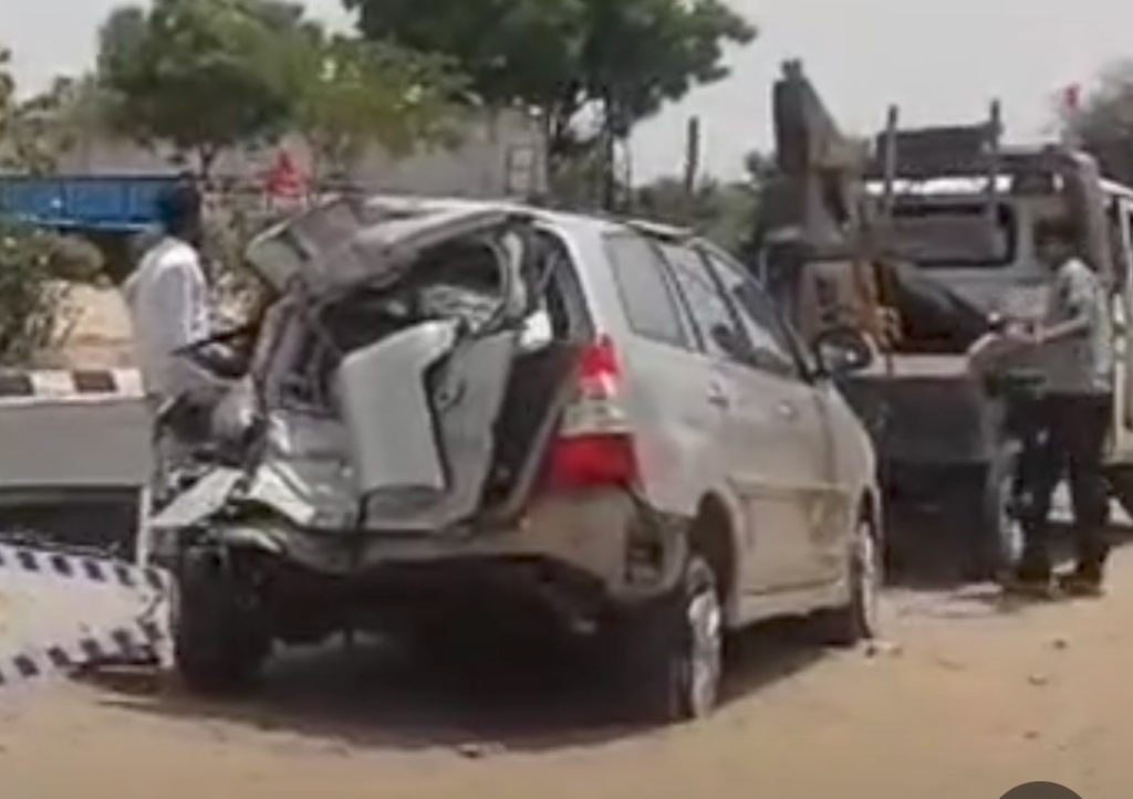 गूगल मेप के कारण जान पर बन आई, ट्रक-कारों की हो गई भिड़ंत, टक्कर के बाद इनोवा डिवाइडर फांदकर 2 कारों से टकराई, एयरबैग ने बचाई 4 की जान