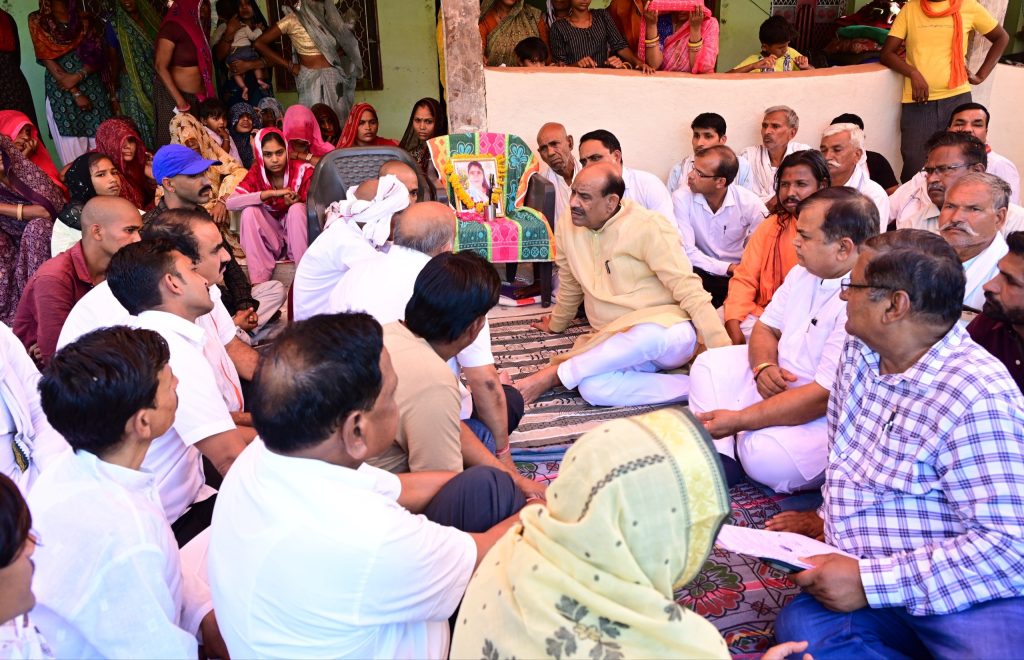 लोकसभा अध्यक्ष ओम बिरला चौतरा का खेड़ा व झालीजी का बराना गए, सड़क दुर्घटना पीड़ितों के परिजनों को बंधाया ढांढस