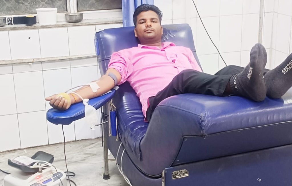 बूंदी के ट्रेनिंग काउंसलर आतिश ने नव प्रसूता की जीवन रक्षा के लिए कोटा जाकर किया रक्तदान 