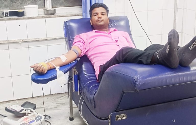 बूंदी के ट्रेनिंग काउंसलर आतिश ने नव प्रसूता की जीवन रक्षा के लिए कोटा जाकर किया रक्तदान 