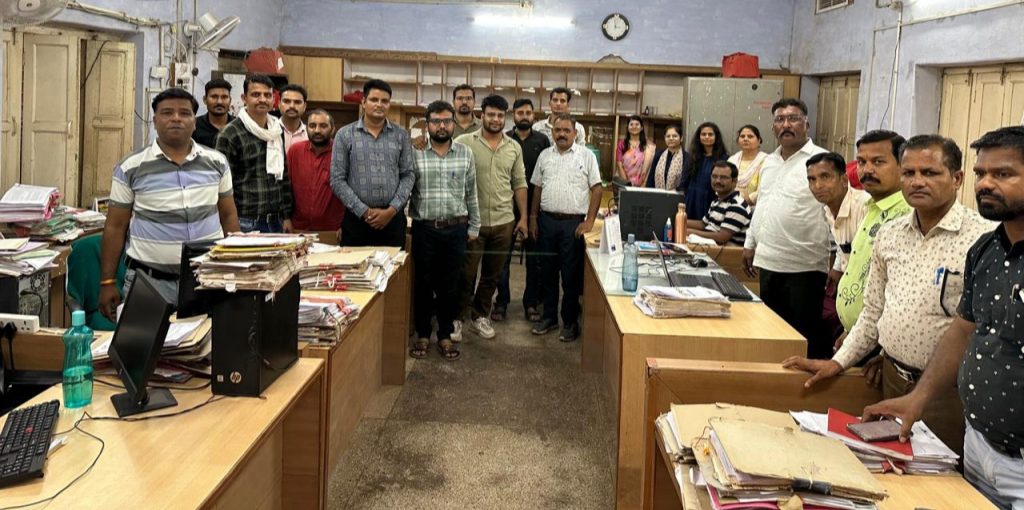 बूंदी: वरिष्ठ सहायक पर जानलेवा हमला,विरोध में मंत्रालयिक कर्मचारियों ने लिया आधे दिन का अवकाश, जिला कलेक्टर को ज्ञापन दिया, शीघ्र गिरफ्तारी नहीं होने पर आंदोलन की चेतावनी