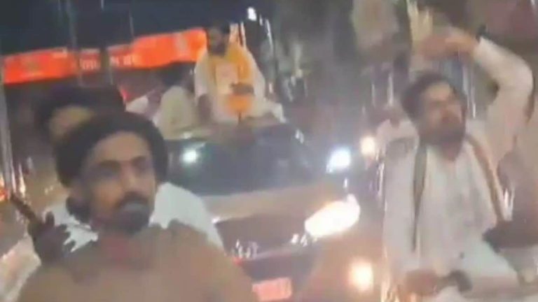 जेल से छूटते ही निकाला जुलूस, नारे लगे-‘भाई अपना छूट गया, जेल का ताला टूट गया… पाकिस्तान जिंदाबाद…’ पुलिस ने मुख्य आरोपी सहित तीन को पकड़ लिया, बाकी की तलाश जारी