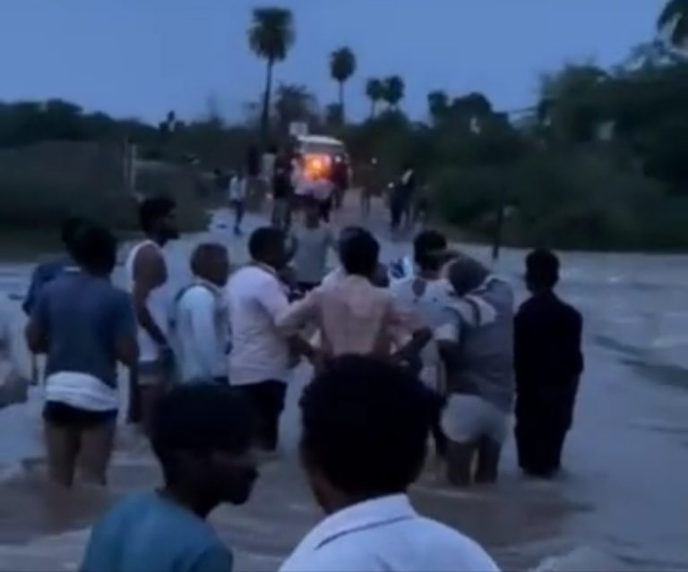 बूंदी: चितावा नदी में ट्रेक्टर सहित बहने लगा किसान, ग्रामीणों ने मशक्कत कर बचाई जान, सबसे बड़े गरड़दा बांध सहित 5 बांधों पर चली चादर