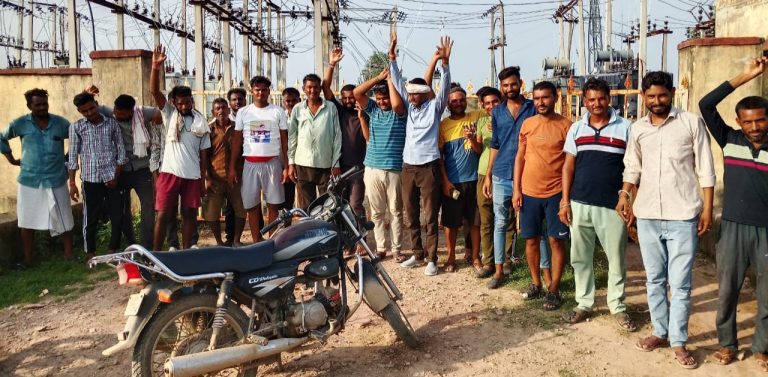 बूंदी: बिजली वितरण में भेदभाव का आरोप लगाते हुए किसानों ने साढ़े चार घंटे लगाए रखा ग्रिड पर ताला, नारेबाजी करते रहे, रात 9 बजे एईएन के आश्वासन पर माने