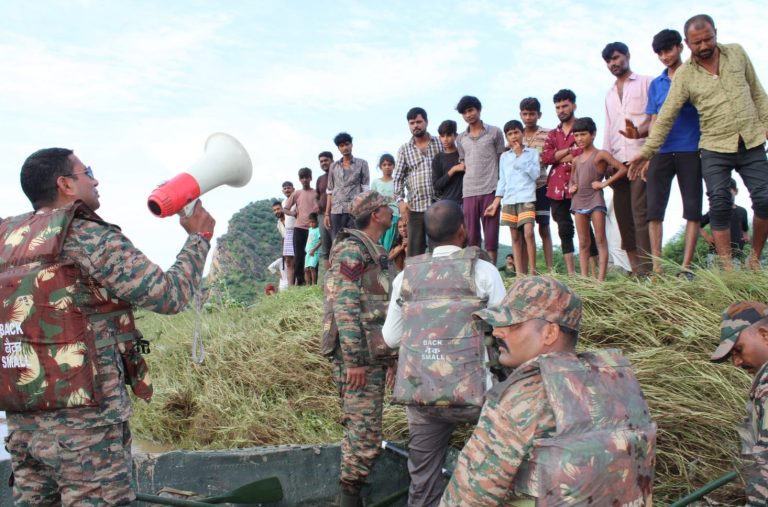 बूंदी में खटकड़ के पास सेना की बाढ़ राहत टुकड़ी ने 41 ग्रामीणों को बचाया, बच्चे और महिलाएं शामिल