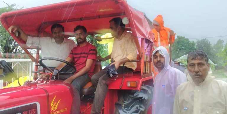 बूंदी में मूसलाधार बारिश से नदी-नाले उफान पर, गांव जलमग्न, रास्ते बंद, जनजीवन बुरी तरह प्रभावित, विकट हालातों में एडीएम एवं सीईओ जिला परिषद ने लिया जायजा