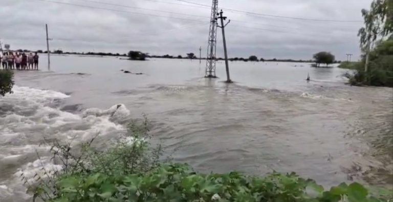 बूंदी जिले में भारी बारिश के कहर से 162 विद्युत पोल और 21 ट्रांसफार्मर धराशायी, कई इलाकों में बिजली गुल