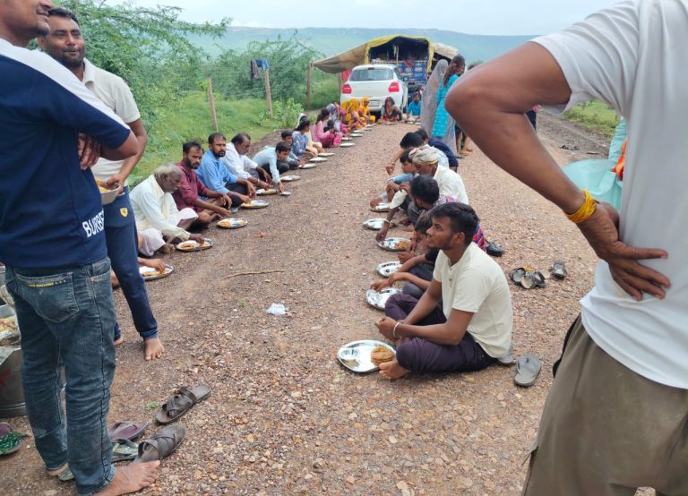 बूंदी: इंद्रगढ़ में प्रशासन और सेना का बेजोड़ तालमेल, बाढ़ में फंसे 500 ग्रामीणों को सुरक्षित स्थानों पर पहुंचाया, खाना भी दिया