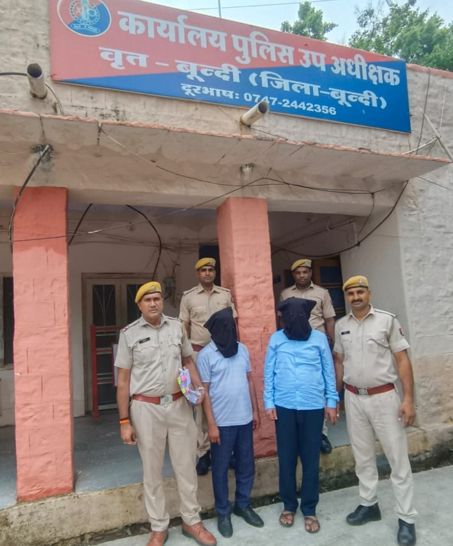 बूंदी की नाबालिग बालिका से जयपुर के रोडवेज बस स्टेंड में दुष्कर्म करने के आरोपी कंडक्टर व उसके रिश्तेदार को बापर्दा गिरफ्तार किया