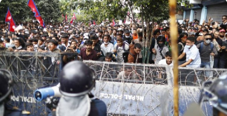 नेपाल में सोशल मीडिया बैन के खिलाफ युवाओं का उग्र प्रदर्शन, सेना की गोलीबारी में 18 की मौत, ढाई सौ से अधिक घायल, गृहमंत्री का इस्तीफा, प्रदर्शनकारियों को देखते ही गोली मारने का आदेश