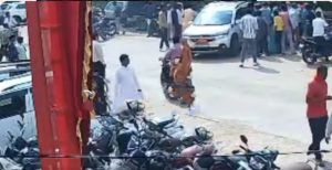 घायल अग्रवाल को रामेश्वर मीणा की कार से अस्पताल ले जाते हुए।