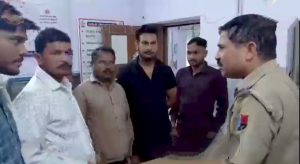 कोटा। मृतक छात्रा के परिजनों को समझाते पुलिस अधिकारी।