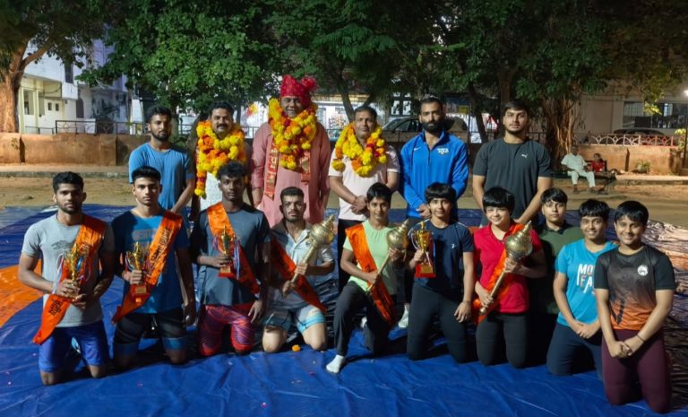 कोटा दशहरे मेले में आयोजित कुश्ती दंगल के विजेता पहलवानों को किया सम्मानित, महिला पहलवान भी शामिल 