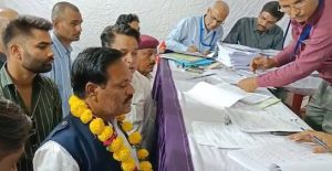 रामपाल मेघवाल नामांकन पत्र दाखिल करते हुए। फाइल फोटो 