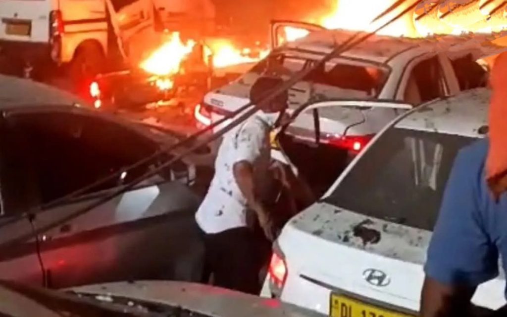 दिल्ली में लाल किले के पास बड़ा धमाका, कई दुकानों और गाड़ियों में लगी आग, 10 लोगों की मौत, करीब 24 अन्य घायल, 5 की हालत गम्भीर