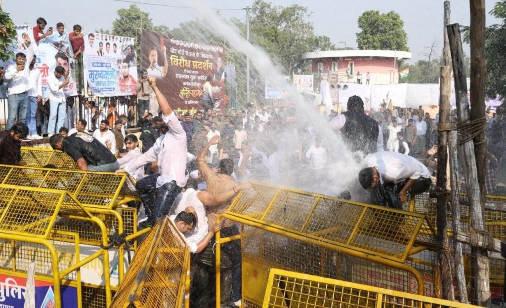 जयपुर में युवा कांग्रेस का जोरदार प्रदर्शन, बेरिकेड्स पर चढ़े कार्यकर्ता, जमकर हुई धक्का-मुक्की, राष्ट्रीय अध्यक्ष सहित कई नेताओं को हिरासत में लिया