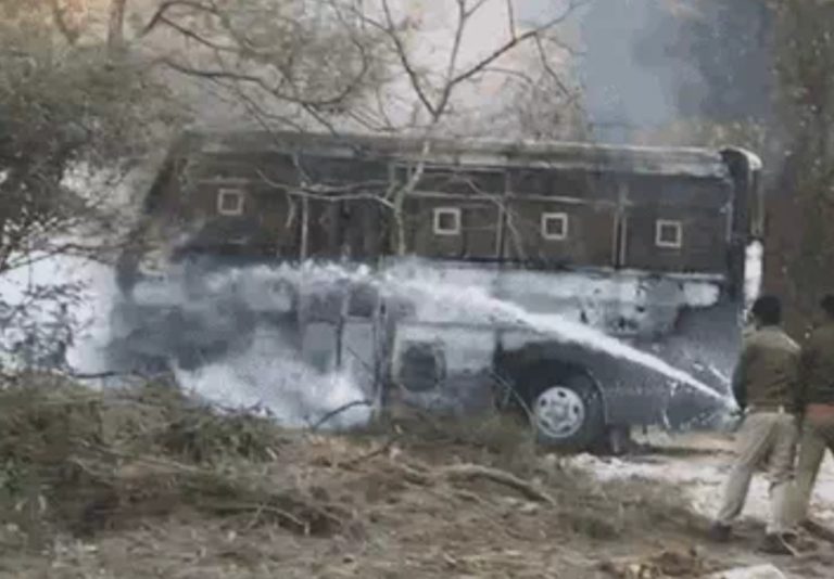 नाहरगढ़ लॉयन सफारी में पर्यटकों से भरी बस में लगी आग, शेरों के बीच फंसे 15 सैलानी, डेढ़ महीने में दूसरी बड़ी लापरवाही