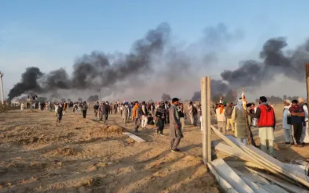 राजस्थान: एशिया की सबसे बड़ी निर्माणाधीन फेक्ट्री का विरोध, उग्र ग्रामीणों ने दीवार तोड़ी, कई गाड़ियों को आग लगाई, पुलिस ने लाठीचार्ज के साथ आंसू गैस के गोले छोड़े, विधायक व पुलिसकर्मियों सहित कई आंदोलनकारी घायल