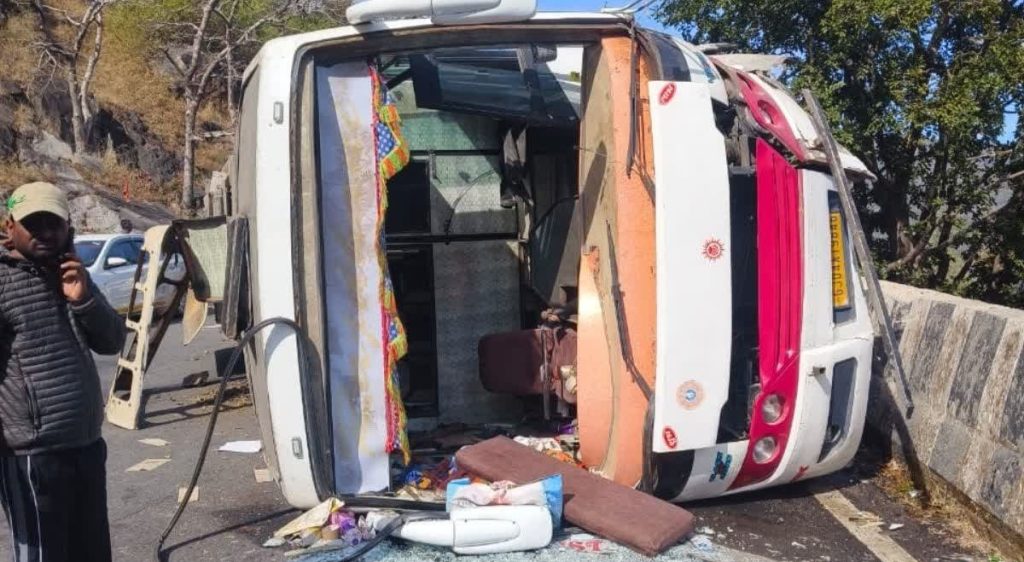 माउंट आबू में बड़ा हादसा, 50 पर्यटकों से भरी बस सेफ्टी वॉल से टकरा कर पलटी, 18 पर्यटक घायल