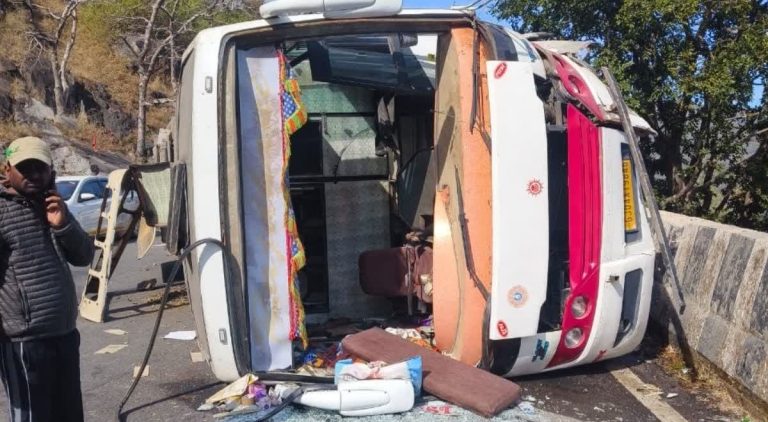 माउंट आबू में बड़ा हादसा, 50 पर्यटकों से भरी बस सेफ्टी वॉल से टकरा कर पलटी, 18 पर्यटक घायल