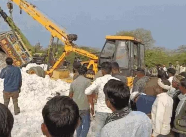 माता के दर्शन करने पैदल जा रहे श्रद्धालुओं पर रूई से भरा ट्रक पलटा, 3 की मौत-9 घायल, लोगों ने रूई के नीचे से घायलों को बाहर निकाला, ट्रक और रूई को आग लगा दी