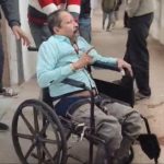 स्कूल में हेडमास्टर के बाद अब अस्पताल में नशे में धुत पहुंचे सीनियर डॉक्टर का तमाशा, वार्ड में सबके सामने ही करने लगे पेशाब फिर जमीन पर गिर पड़े, व्हील चेयर पर बैठा कर ले जाया गया