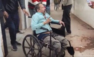 स्कूल में हेडमास्टर के बाद अब अस्पताल में नशे में धुत पहुंचे सीनियर डॉक्टर का तमाशा, वार्ड में सबके सामने ही करने लगे पेशाब फिर जमीन पर गिर पड़े, व्हील चेयर पर बैठा कर ले जाया गया