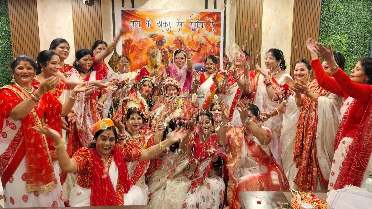 ब्रज के ठाकुर रंग रसिया रे: संस्कृति संस्था की सखियों की  अनूठी होली में खूब जमा रंग, अबीर-गुलाल से तिलक कर  गुलाल भेंट किया, लड्डू होली व छड़ी होली खेली गई, जमकर झूमीं