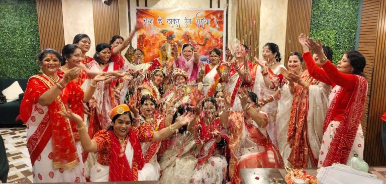 ब्रज के ठाकुर रंग रसिया रे: संस्कृति संस्था की सखियों की  अनूठी होली में खूब जमा रंग, अबीर-गुलाल से तिलक कर  गुलाल भेंट किया, लड्डू होली व छड़ी होली खेली गई, जमकर झूमीं