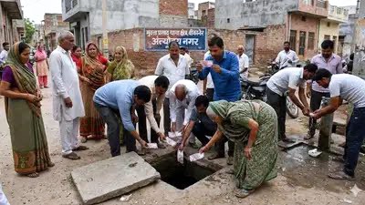 राजस्थान: सीवरेज चेम्बर में निकले 500-500 रुपए के नोट, फैली सनसनी, बदबूदार पानी में लोगों ने हाथ डालकर निकाले, दो युवकों के कट्टा भर नोट ले जाने का भी दावा