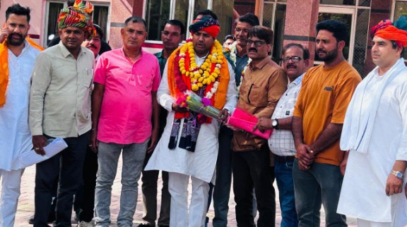 प्लेसमेंट एवं संविदा कर्मचारियों ने भाजपा अल्पसंख्यक मोर्चा के प्रदेश अध्यक्ष हामिद खान मेवाती को  मुख्यमंत्री के नाम दिया ज्ञापन, राहत देने की मांग की