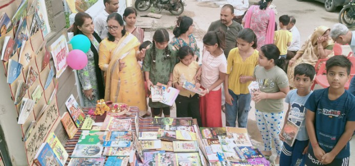 बूंदी में पुस्तक चौपाल आयोजित, पूर्व अतिरिक्त निदेशक स्कूल शिक्षा तेज कंवर ने डाला पुस्तकों के महत्व पर प्रकाश, रंग-बिरंगी, ज्ञान वर्धक पुस्तकों ने सभी को लुभाया