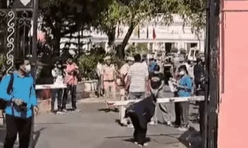 दनदनाती हुई कार दिल्ली विधानसभा का बैरियर तोड़ अंदर घुसी, स्पीकर ऑफिस के पास गुलदस्ता रखकर रफूचक्कर हुआ नकाबपोश ड्राइवर, तीन को लिया हिरासत में, कार भी बरामद