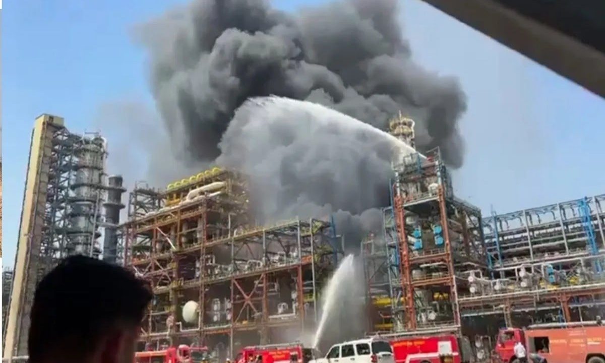 राजस्थान: पचपदरा रिफाइनरी में भीषण आग, प्रधानमंत्री का दौरा स्थगित, लोकार्पण से 24 घंटे पहले एक यूनिट में हुआ यह हादसा, आसमान में धुएं का गुबार
