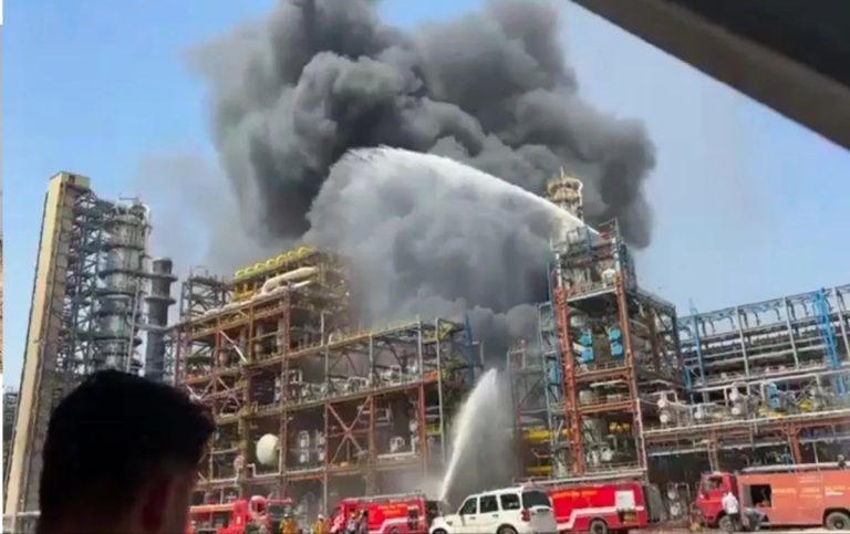 राजस्थान: पचपदरा रिफाइनरी में भीषण आग, प्रधानमंत्री का दौरा स्थगित, लोकार्पण से 24 घंटे पहले एक यूनिट में हुआ यह हादसा, आसमान में धुएं का गुबार