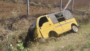 15 स्कूली बच्चों से भरा टेम्पो पलटा, 3 छात्र गम्भीर घायल, घायलों में 5 साल की बच्ची भी शामिल, सभी को जिला अस्पताल में कराया भर्ती