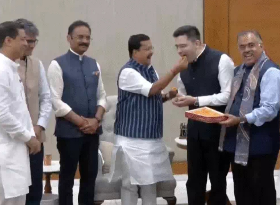 केजरीवाल को लगा सबसे बड़ा झटका: राघव चड्ढा, संदीप पाठक व अशोक मित्तल को नितिन नवीन ने किया बीजेपी में शामिल, चड्ढा ने की है आम आदमी पार्टी के कुल 7 (दो तिहाई) राज्यसभा सांसदों के बीजेपी में विलय की घोषणा, स्वाति मालीवाल और हरभजन सिंह भी इनमें शामिल, आप के थे कुल 10 राज्यसभा सांसद