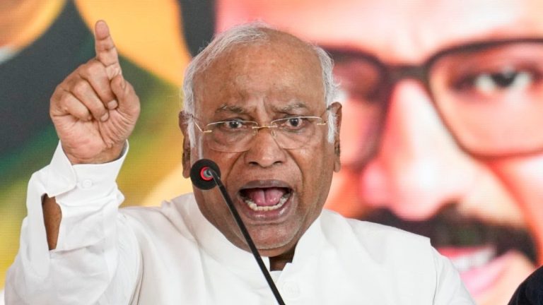 कांग्रेस अध्यक्ष खड़गे ने प्रधानमंत्री मोदी को बता दिया ‘आतंकवादी’, बवाल होने पर बाद में देने लगे सफाई