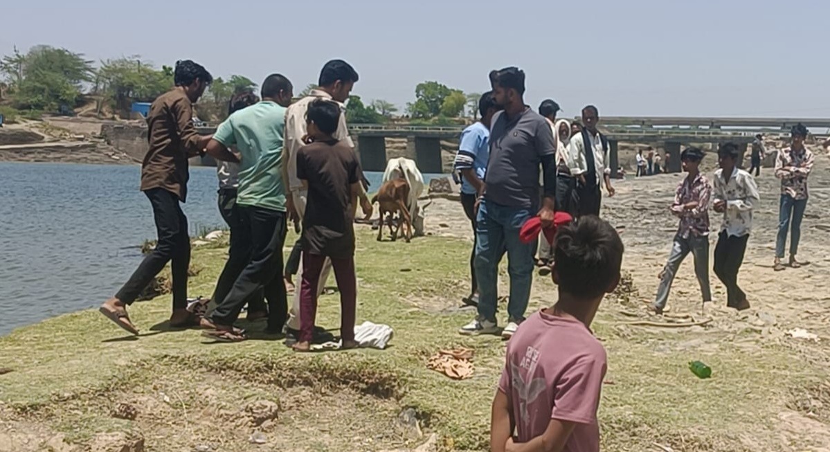 बूंदी: मेज नदी में नहाने उतरे 2 बच्चों में से एक 17 वर्षीय बालक लापता, तलाश जारी, एक बच्चे को लोगों ने मशक्कत कर सुरक्षित बाहर निकाला
