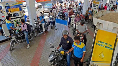 Petrol-Diesel Price Hike: बढ़ गए पेट्रोल-डीजल के दाम, 3.29 रुपए प्रति लीटर तक की बढ़ोतरी