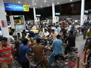 पाकिस्तान में पेट्रोल-डीजल 5 रुपए सस्ता हुआ, अब यहां पेट्रोल 409.78 रुपए और हाई-स्पीड डीजल 409.58 रुपए लीटर मिल रहा, भारत में कल 3-3 रुपए बढ़ी थी कीमत