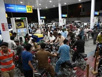 पाकिस्तान में पेट्रोल-डीजल 5 रुपए सस्ता हुआ, अब यहां पेट्रोल 409.78 रुपए और हाई-स्पीड डीजल 409.58 रुपए लीटर मिल रहा, भारत में कल 3-3 रुपए बढ़ी थी कीमत